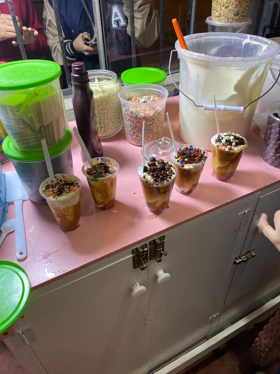 Vasos de fresas con crema para compartir