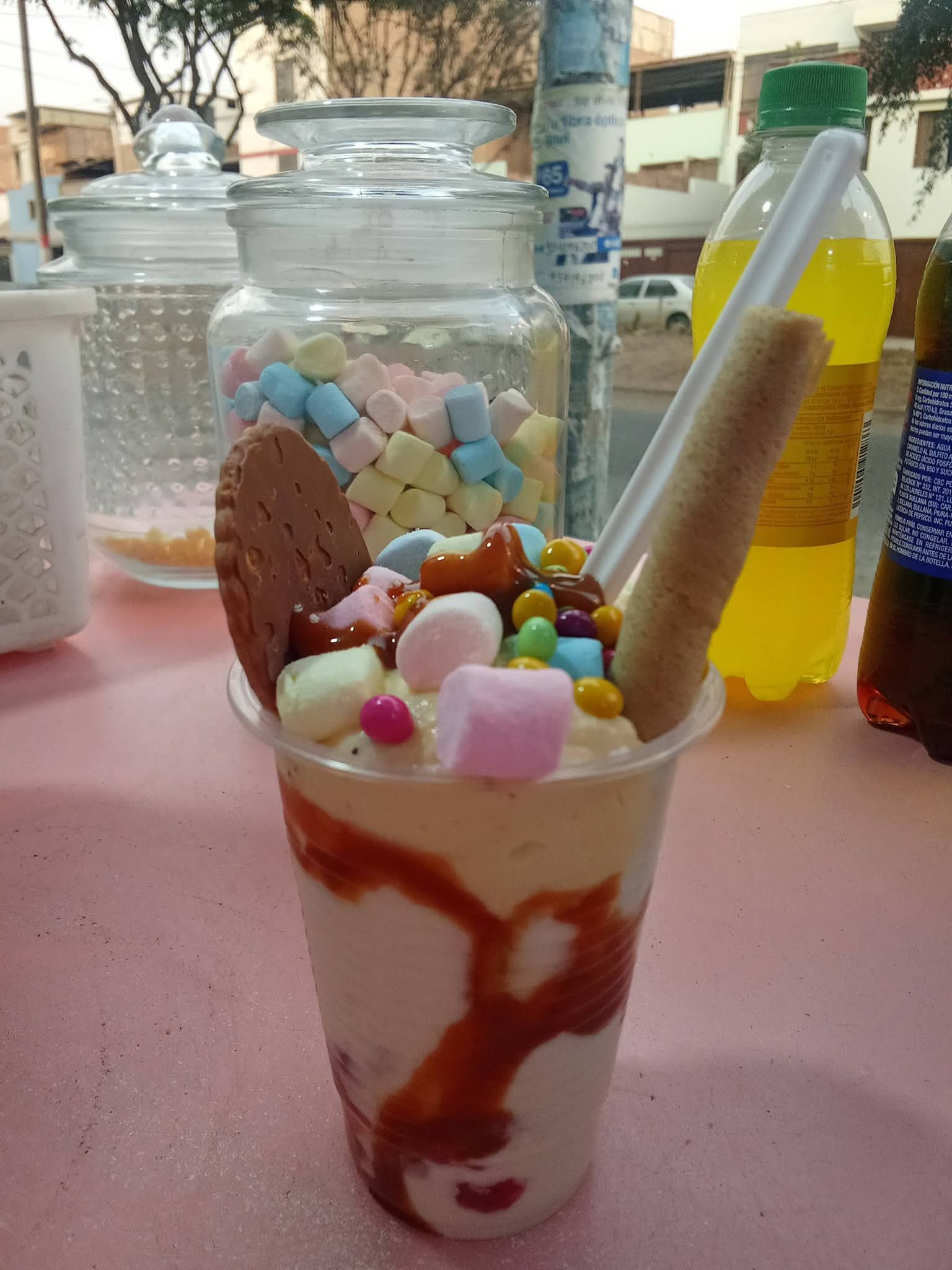 Vaso de 10 onzas de fresas con crema