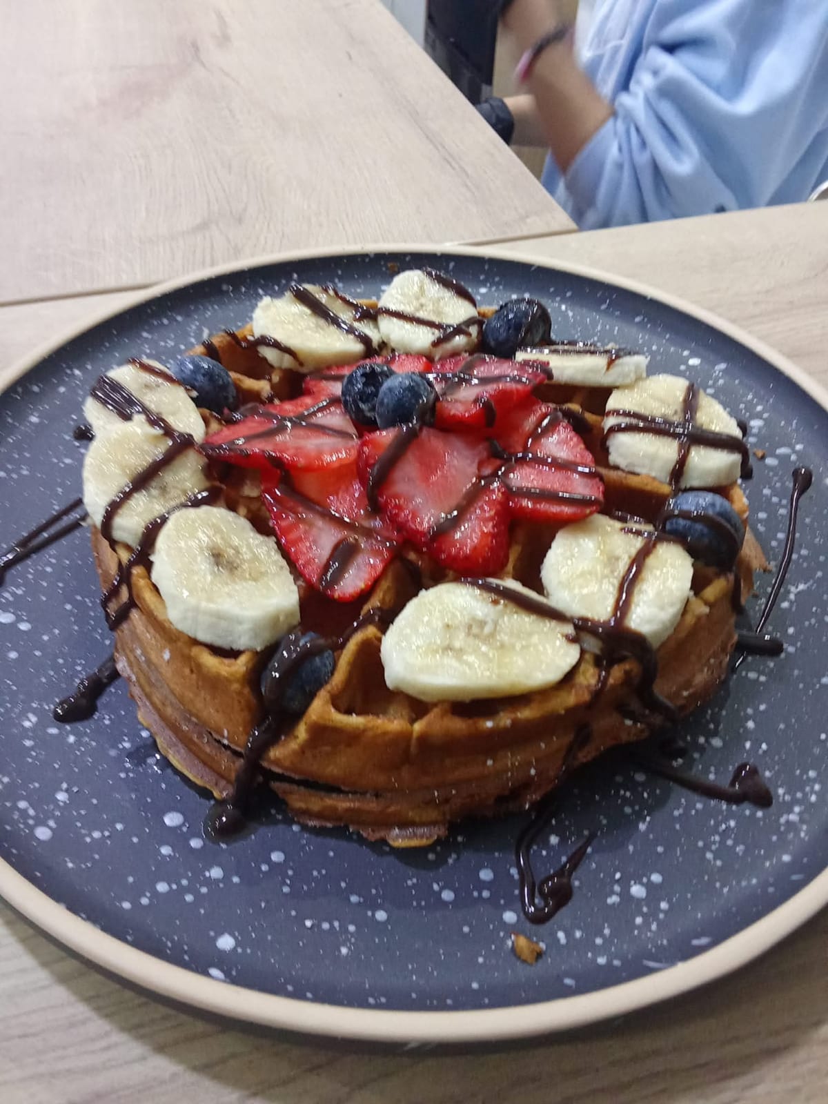 Waffle con frutas y crema